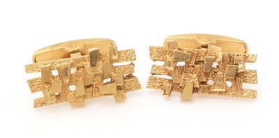 Lot 125 - A pair of 9ct yellow gold cufflinks