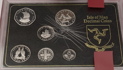 Lot 882 - A 1975 Isle of Man platinum decimal coin set