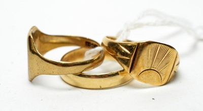Lot 160 - Three 9ct gold rings