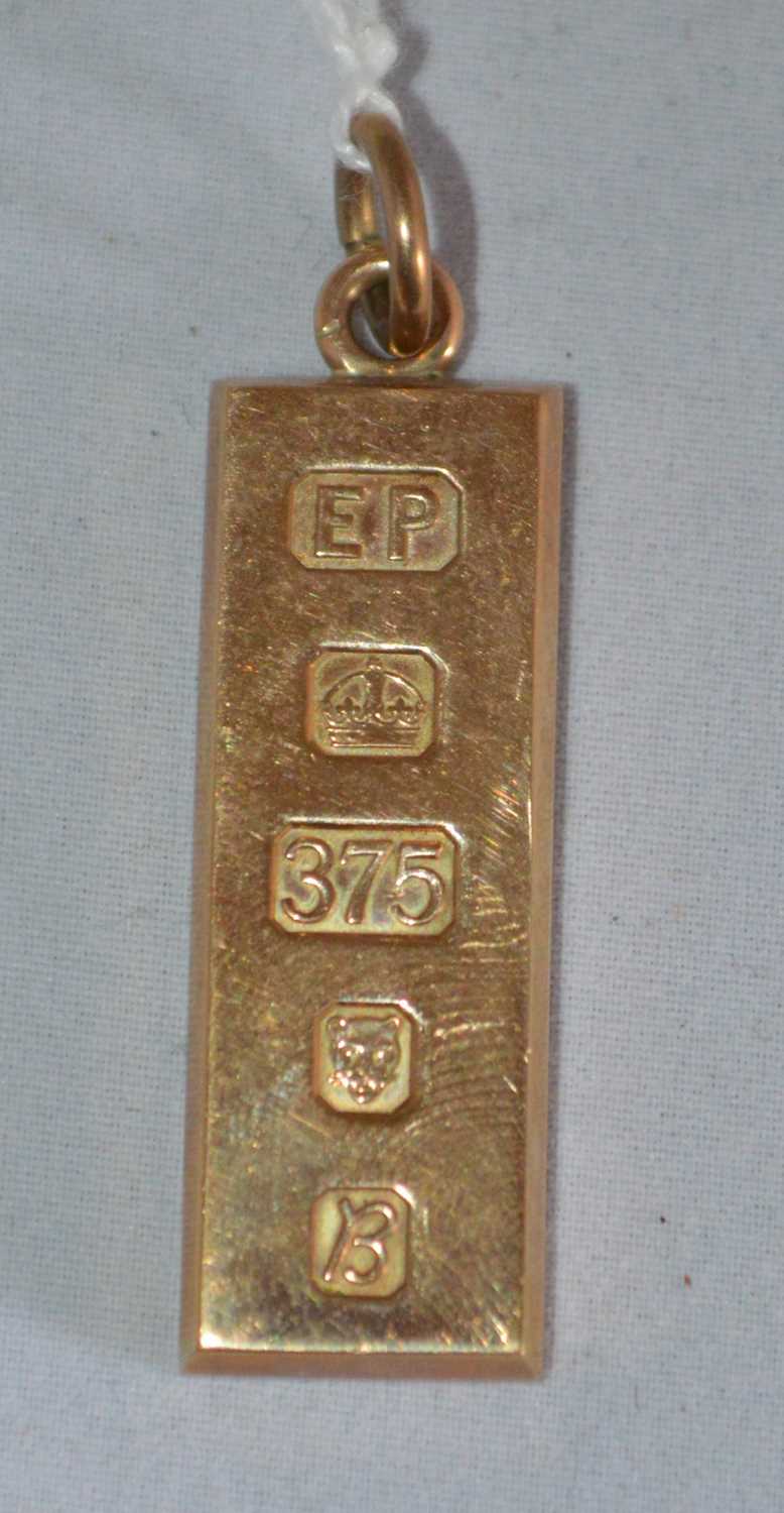 Lot 155 - A 9ct yellow gold ingot pendant
