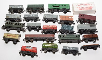 Lot 162 - Hornby Railways OO-gauge rolling stock and carriages