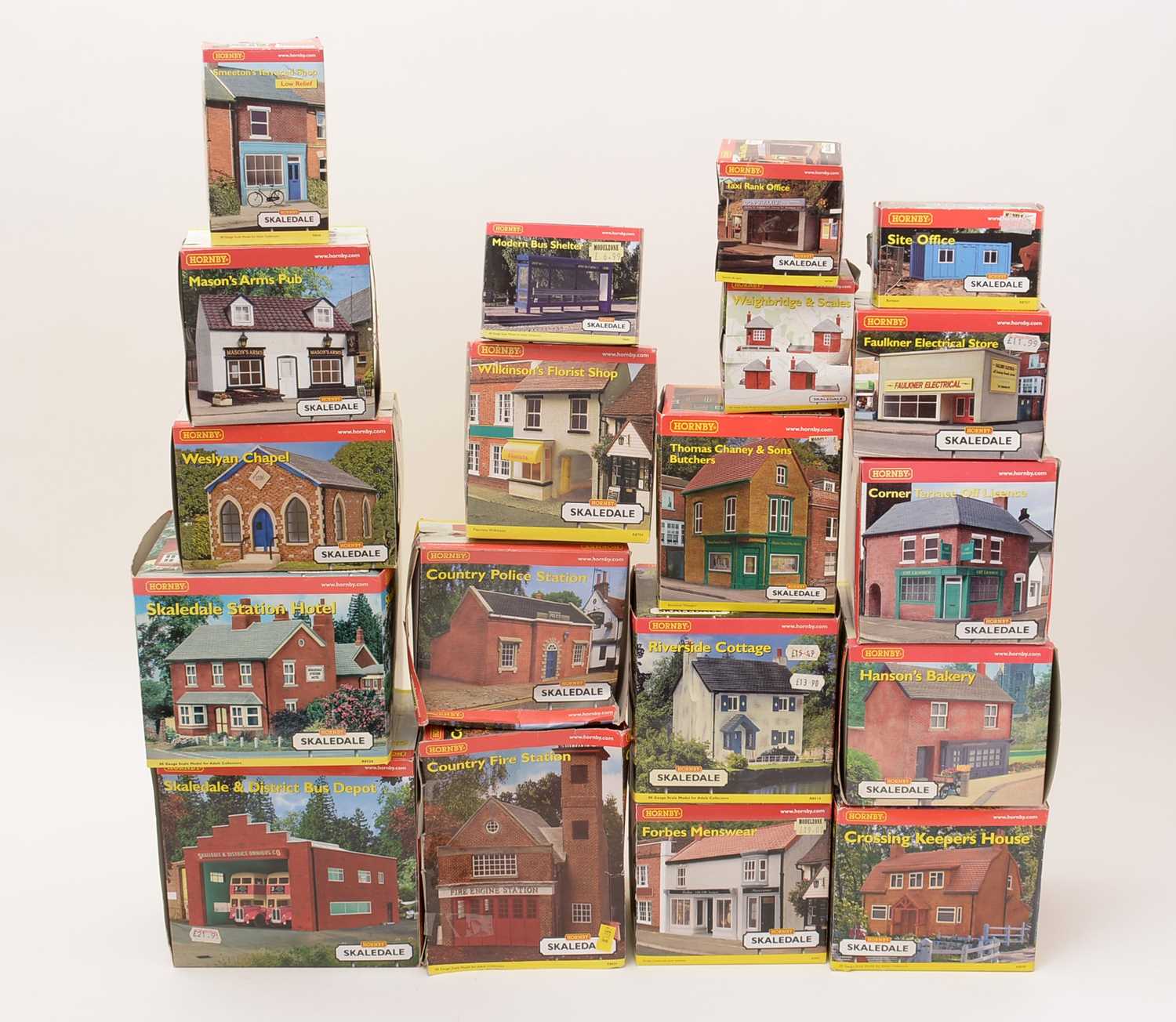 Lot 217 - Hornby Scaledale building and other model railways.