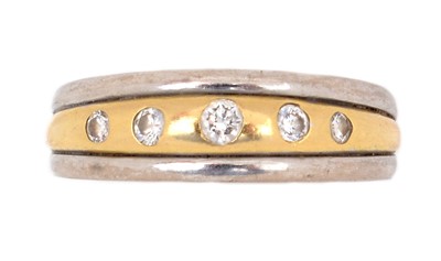 Lot 129 - A five stone diamond ring
