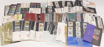 Lot 833 - A selection of post-decimal GB QEII presentation packs