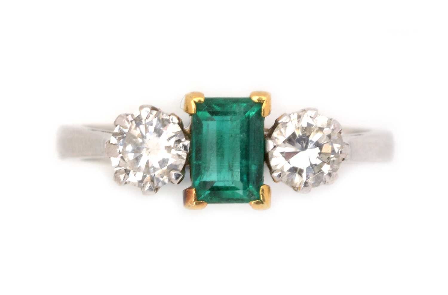 Lot 52 - An emerald and diamond ring