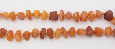 Lot 49 - An amber necklace