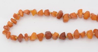 Lot 49 - An amber necklace