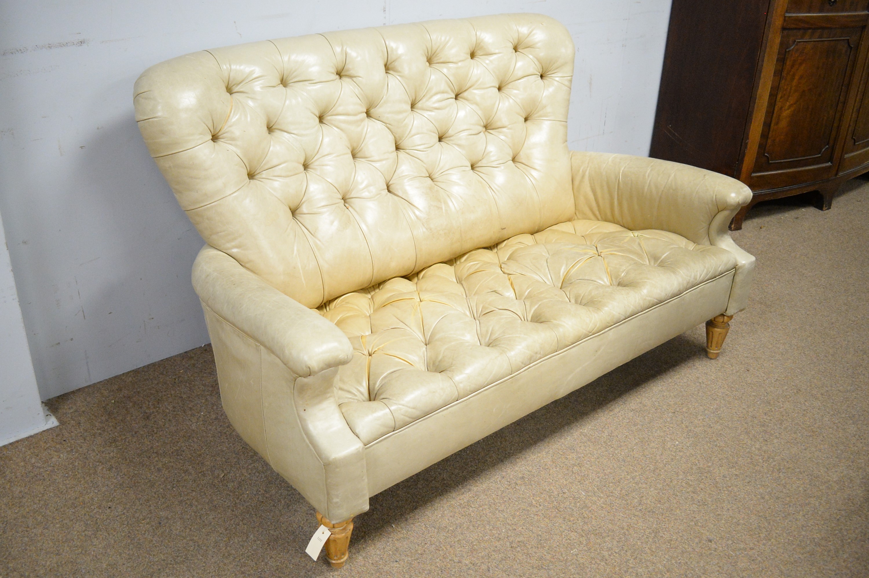 Lot 7 Vanguard Furniture Chesterfieldstyle leather