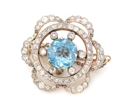 Lot 51 - An Edwardian aquamarine and diamond brooch