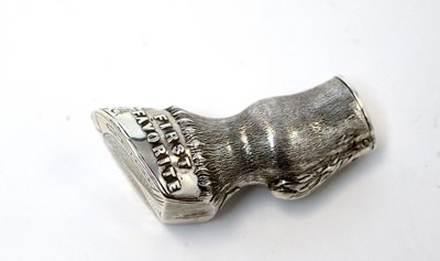 Lot 183 - A Victorian silver novelty vesta case in the form of a horse's lower leg