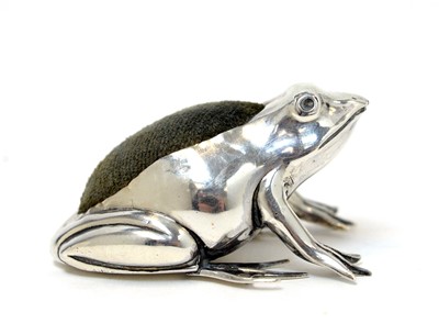 Lot 184 - An Edwardian silver frog pattern pin cushion