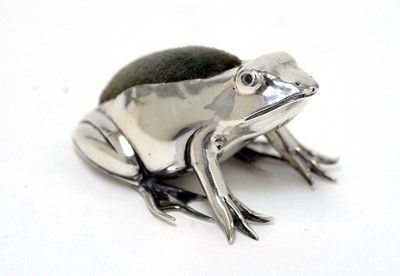 Lot 184 - An Edwardian silver frog pattern pin cushion