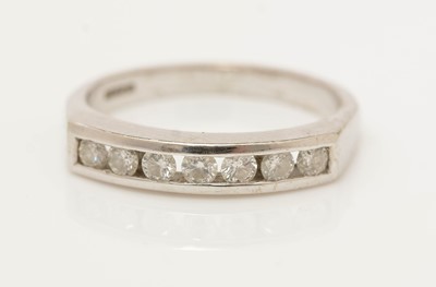 Lot 155 - A seven stone diamond ring