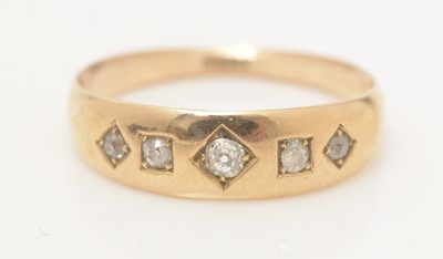Lot 190 - A five stone diamond ring