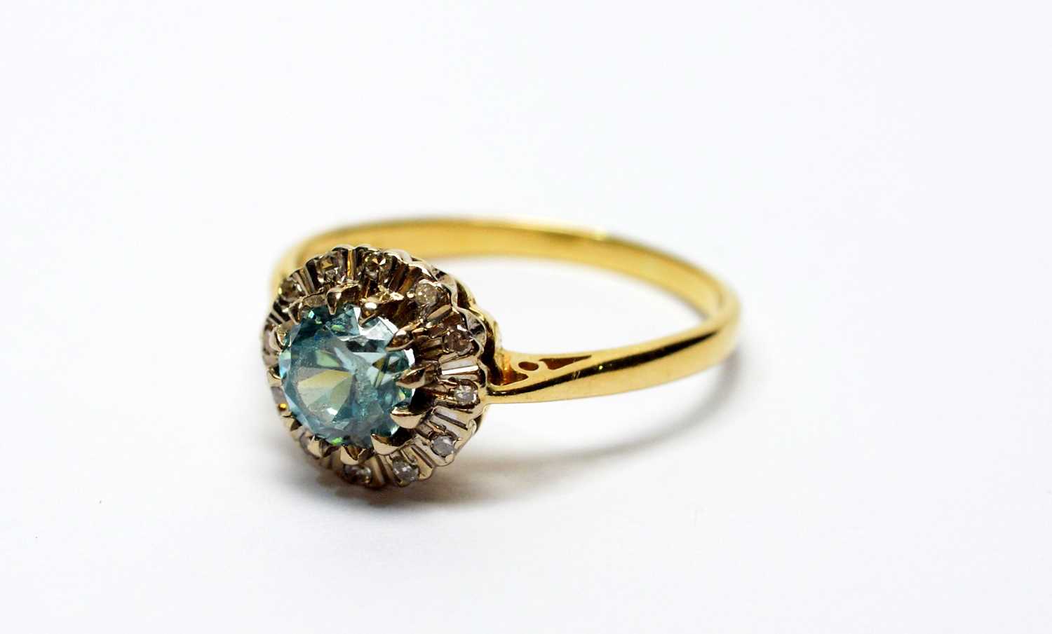 Lot 202 - A zircon and diamond cluster ring