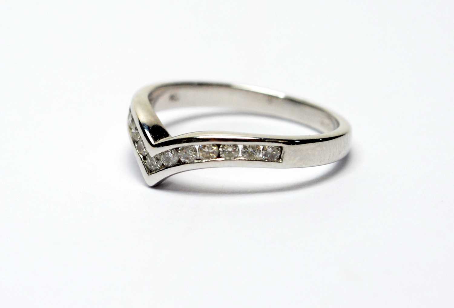 Lot 221 - A diamond ring