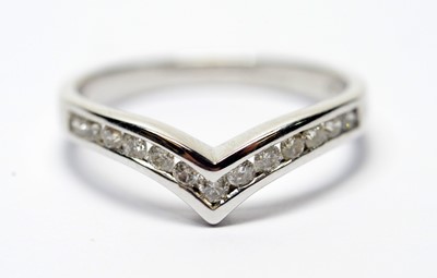 Lot 221 - A diamond ring