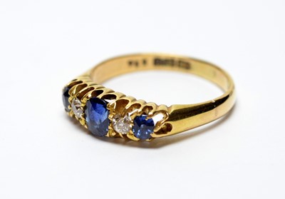 Lot 266 - A sapphire and diamond ring