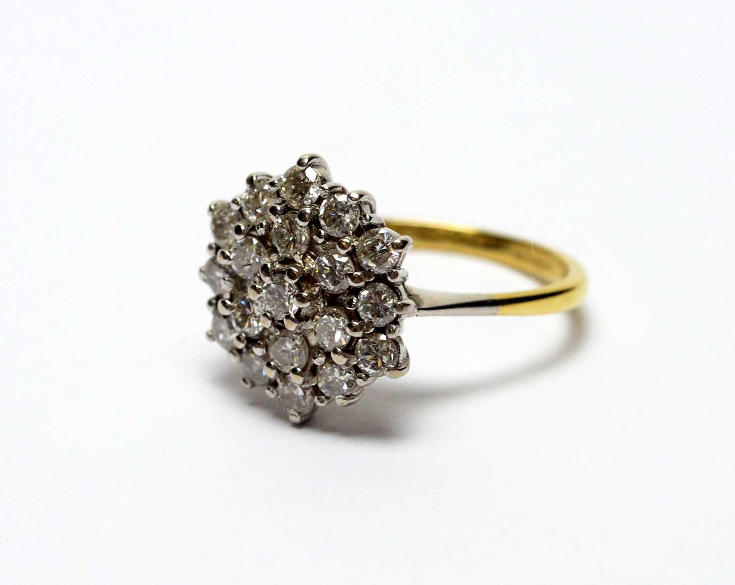 Lot 274 - A diamond cluster ring