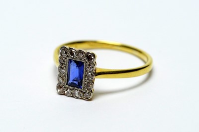 Lot 280 - A sapphire and diamond cluster ring