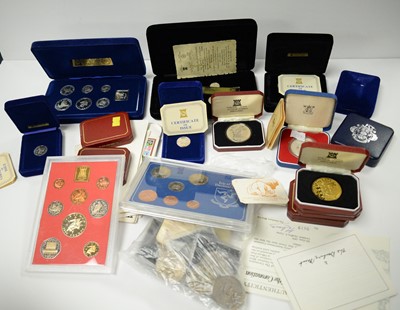 Lot 175 - A collection of commemorative and other coins