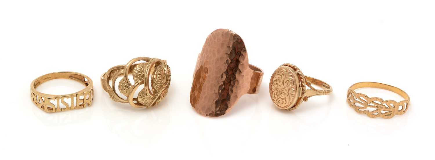Lot 324 - Five 9ct gold rings