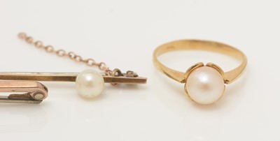 Lot 339 - Cultured pearl set rings and brooches