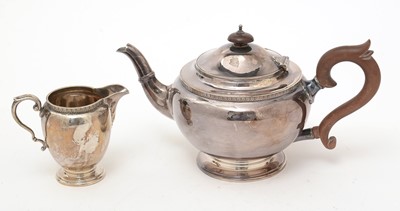 Lot 362 - A silver teapot and milk jug