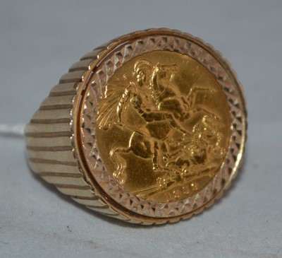 Lot 241 - An Elizabeth II gold sovereign ring