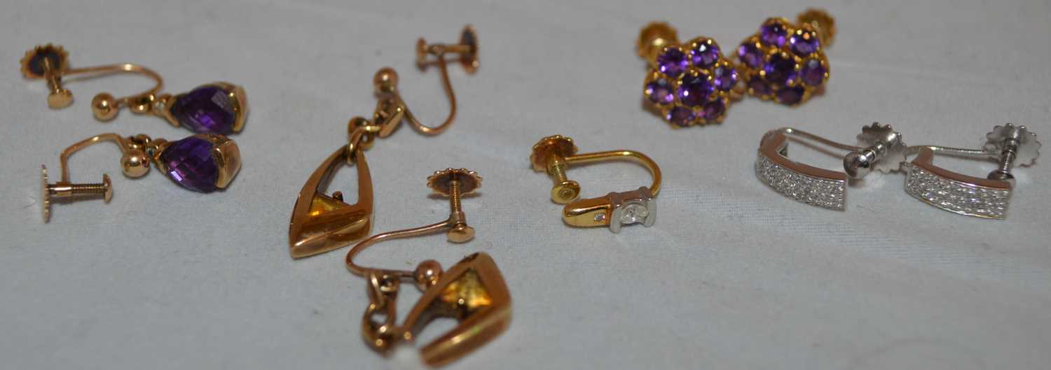 Lot 217 - A selection of earrings