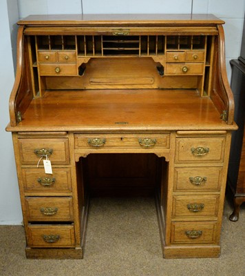 Lot 76 - An early 20th Century oak roll-top desk