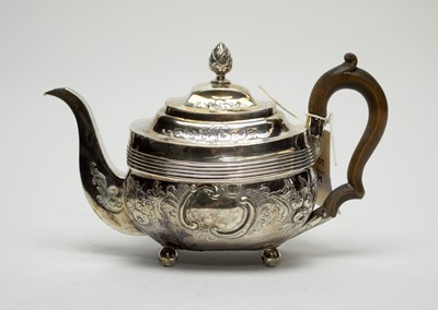 Lot 191 - A George III silver teapot, by William Bennett