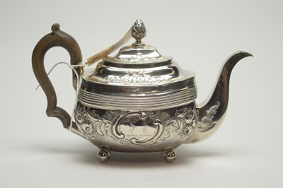 Lot 191 - A George III silver teapot, by William Bennett