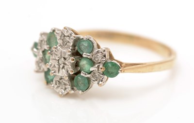 Lot 11 - An emerald and diamond ring