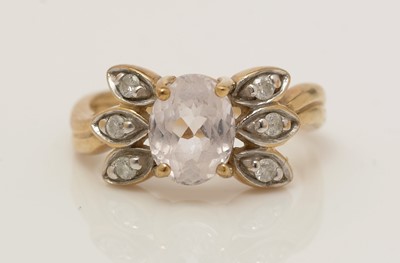 Lot 28 - A spinel and diamond ring