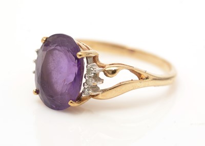 Lot 41 - An amethyst and diamond ring