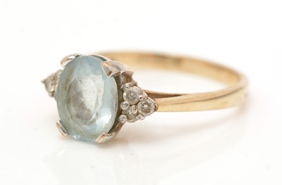 Lot 44 - An aquamarine and diamond ring