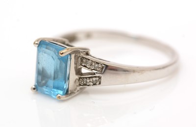 Lot 45 - A topaz and diamond ring