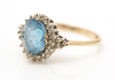 Lot 46 - An apatite and diamond ring