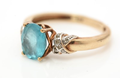 Lot 47 - An apatite and diamond ring