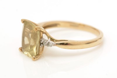 Lot 66 - A golden beryl and diamond ring