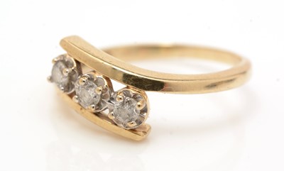 Lot 94 - A three-stone diamond ring