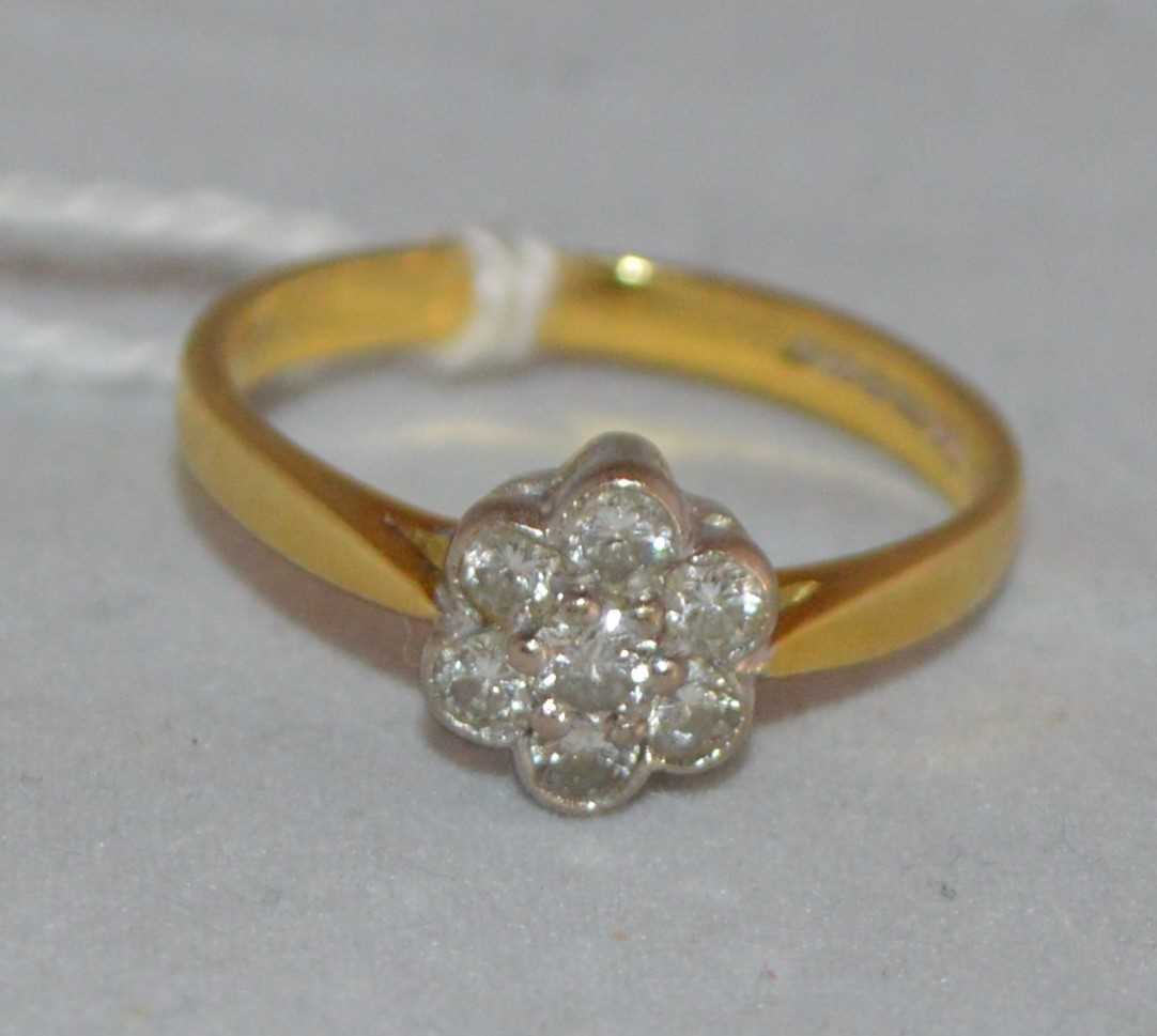 Lot 224 - A diamond cluster ring