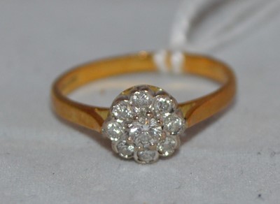 Lot 226 - A diamond cluster ring