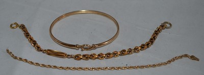 Lot 151 - A selection of yellow metal jewellery
