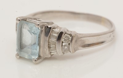 Lot 120 - An aquamarine and diamond ring