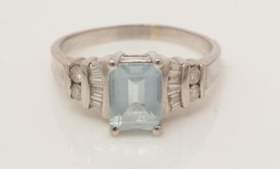 Lot 120 - An aquamarine and diamond ring