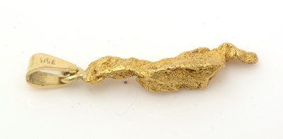 Lot 137 - An 18ct yellow gold nugget pendant