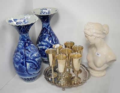 Lot 445 - A selection of decorative items.