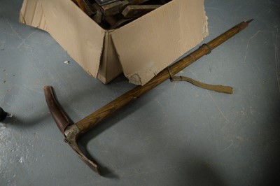 Lot 524 - A selection of vintage tools and collectables